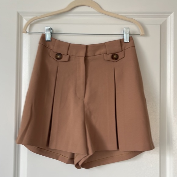 Express pleated shorts - Picture 2 of 5